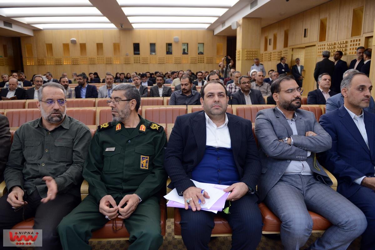 برگزاری آیین گرامیداشت هفته دفاع مقدس با حضور خانواده محترم سردار شهید حاجی زاده در شرکت ملی صنایع پتروشیمی 45